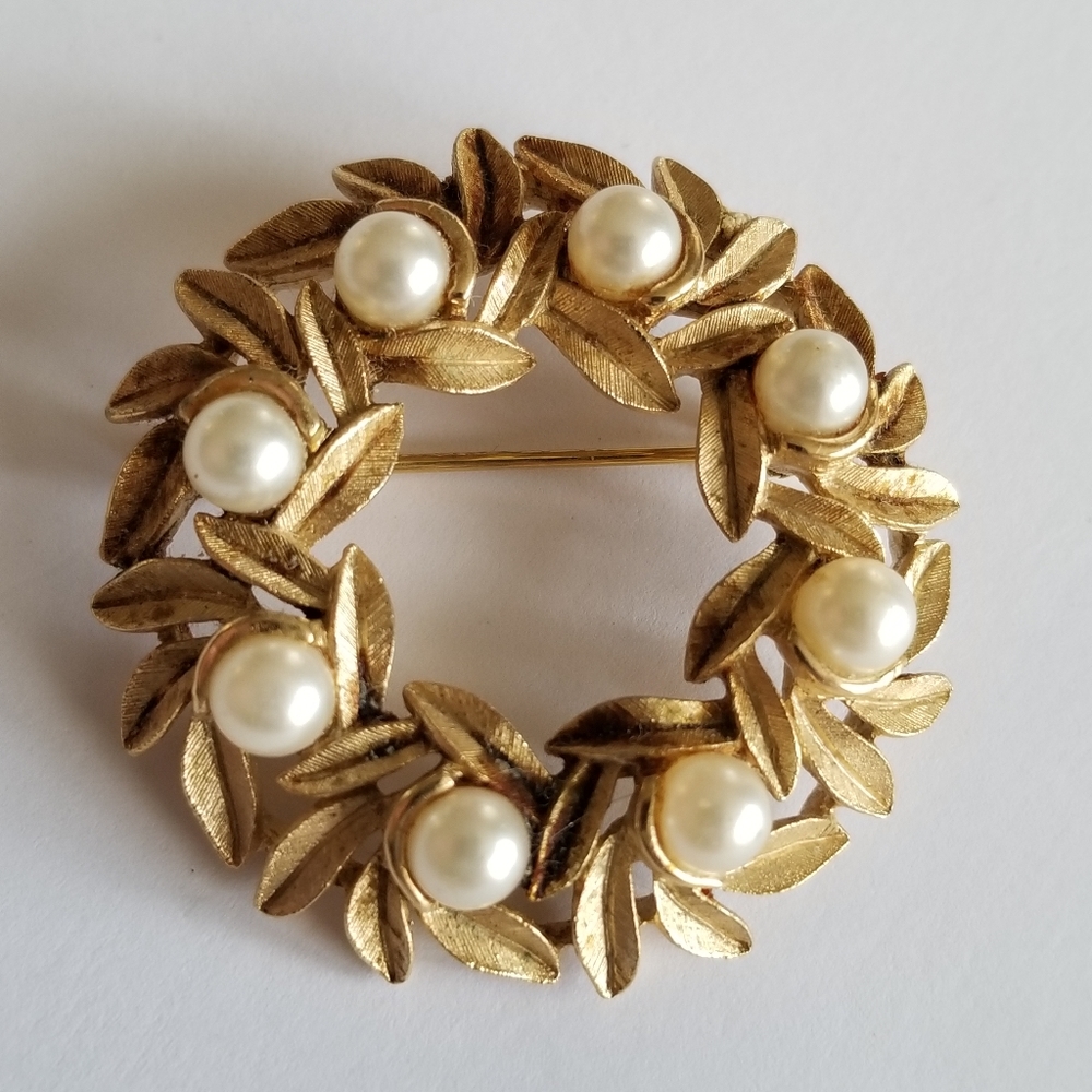 Vintage wreath brooch pin gold tone white faux pearls by Avon - Picture 8 of 9